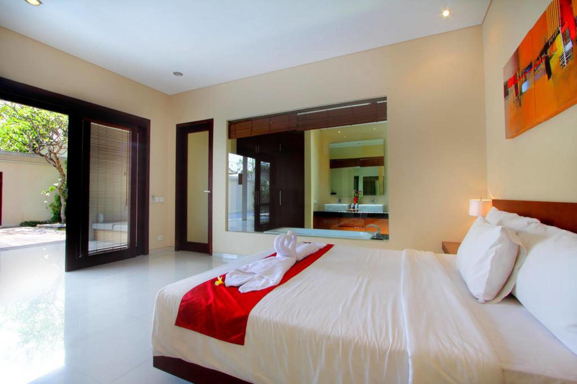 Oval Villa Bali Seminyak Esterno foto