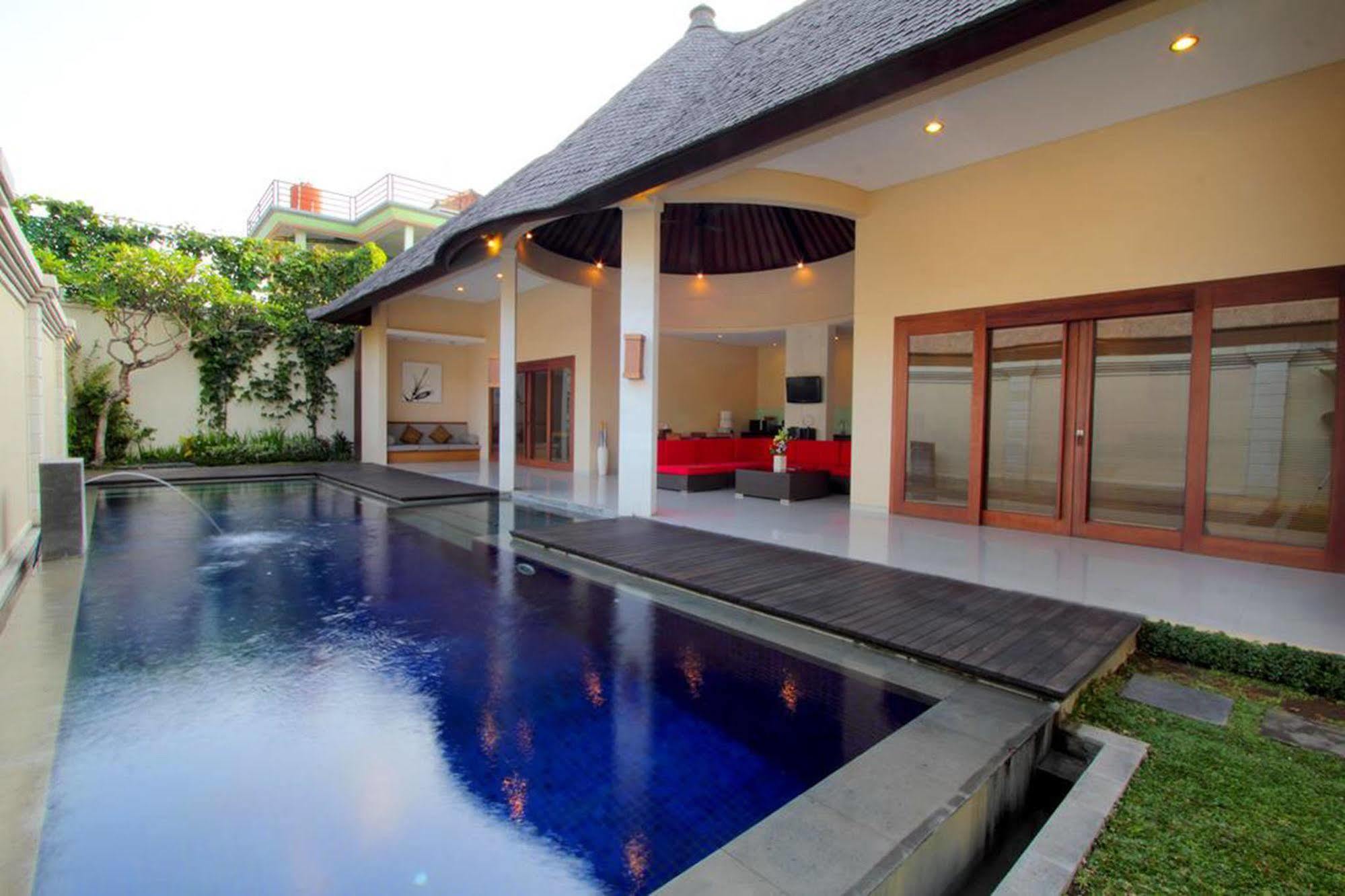 Oval Villa Bali Seminyak Esterno foto