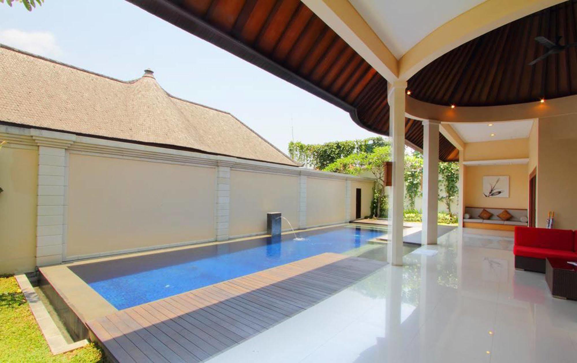 Oval Villa Bali Seminyak Esterno foto